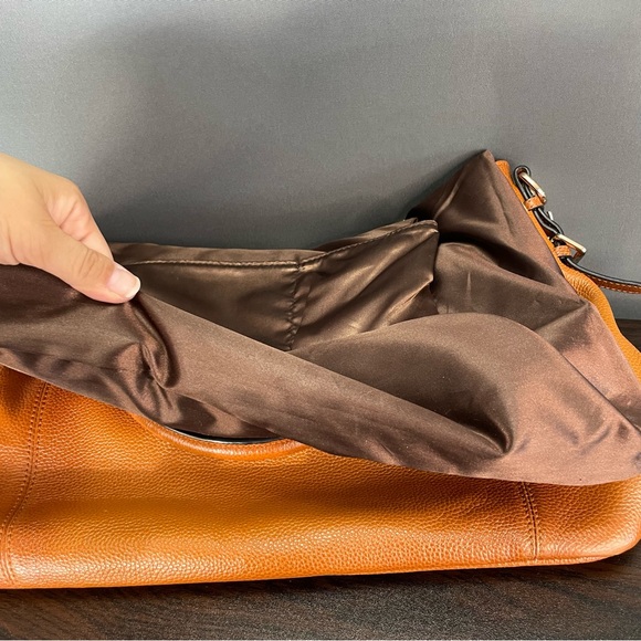 KATTEE large capacity shoulder bag with metal feet and buckle details - Picture 11 of 16